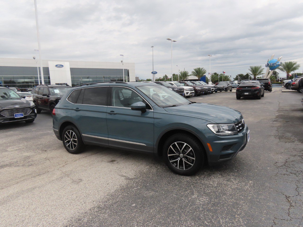 Used 2021 Volkswagen Tiguan SE w/ Panoramic Sunroof Package FWD image 6