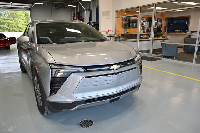 Used 2025 Chevrolet Blazer EV LT image 3