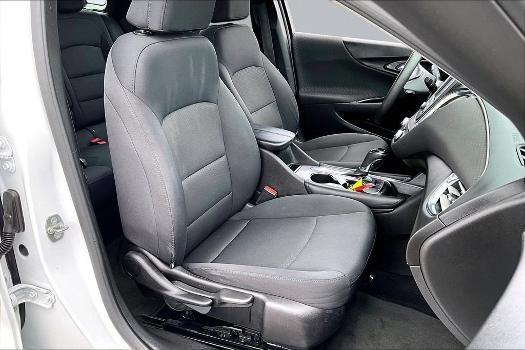Used 2017 Chevrolet Malibu LT FWD image 7