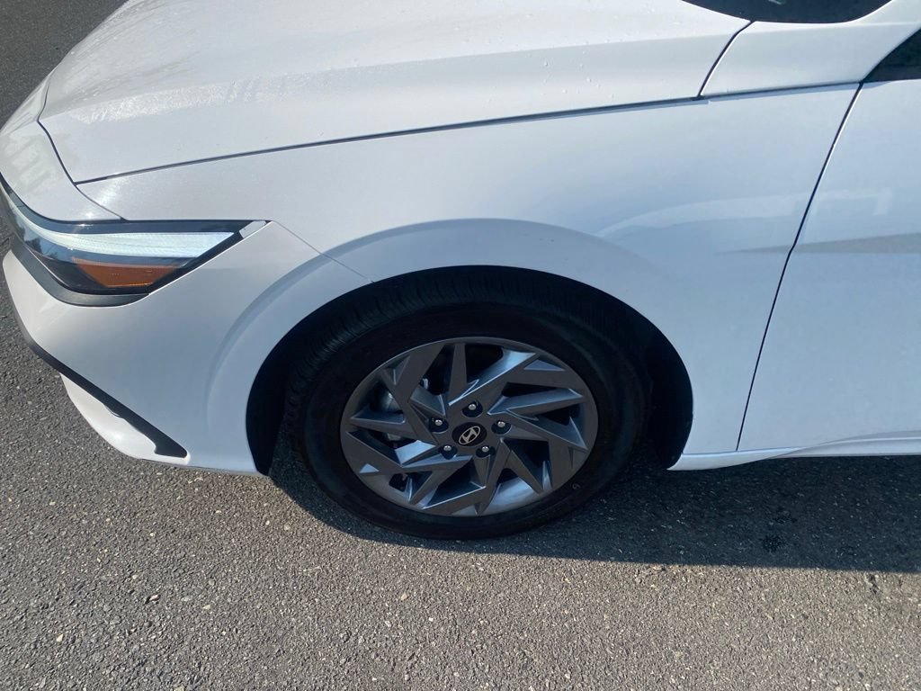 Used 2024 Hyundai Elantra SEL FWD image 12