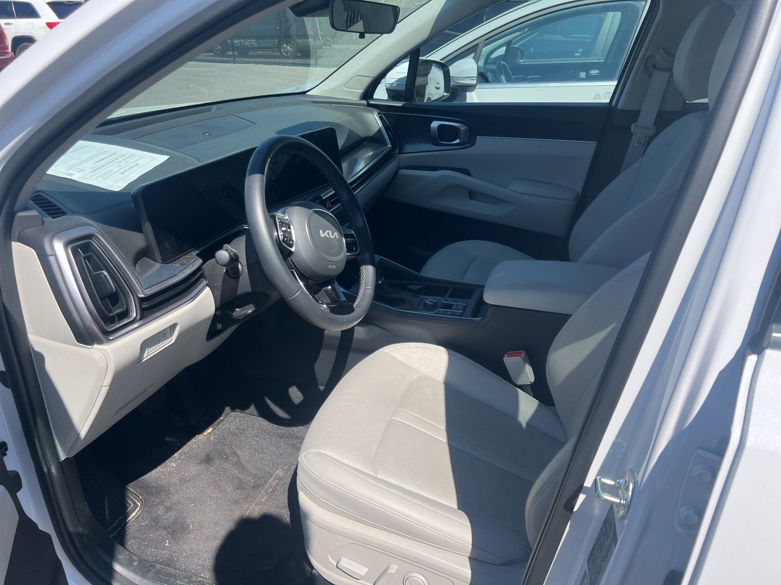 Used 2025 Kia Sorento S w/ Panoramic Sunroof Package image 5