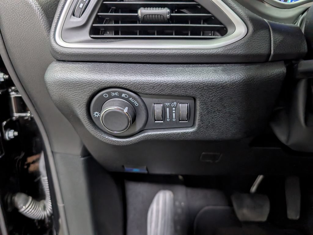 Used 2027 Chrysler Pacifica Select w/ Family Tech Group FWD image 20