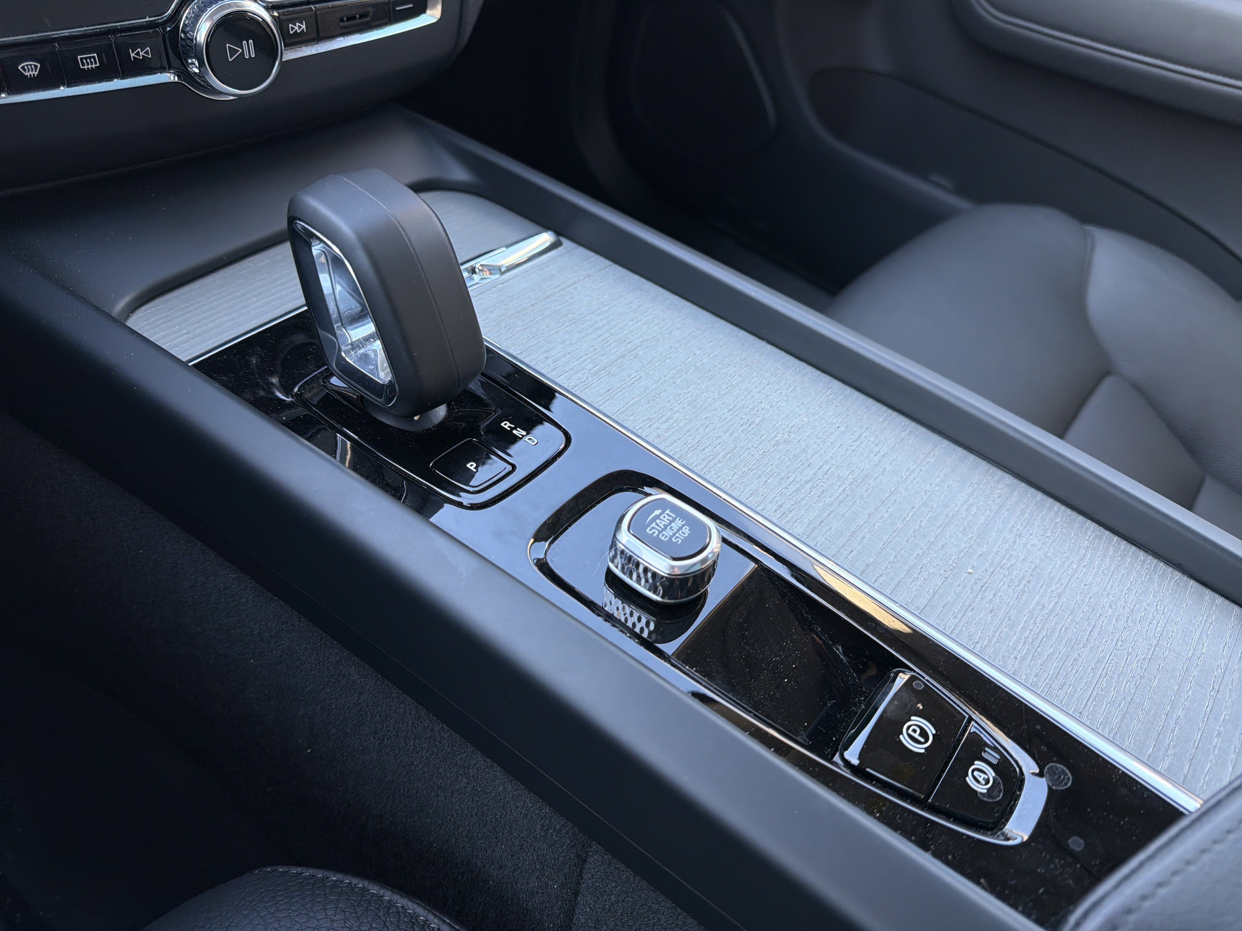 Certified 2025 Volvo XC60 B5 Plus image 26