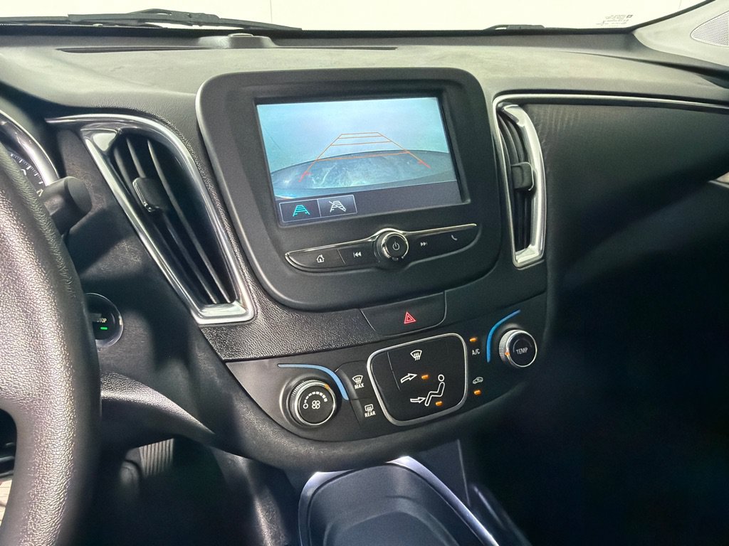 Used 2018 Chevrolet Malibu LT FWD image 16