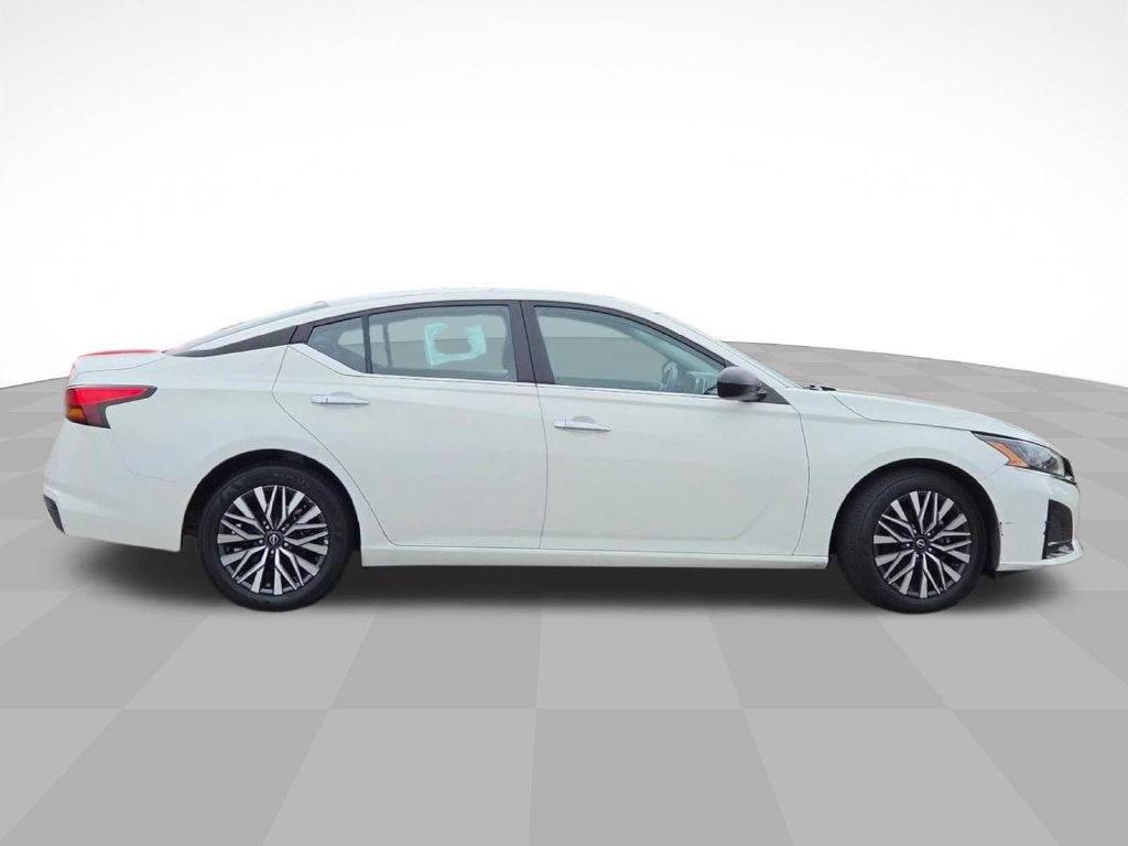 Used 2025 Nissan Altima 2.5 SV FWD image 2