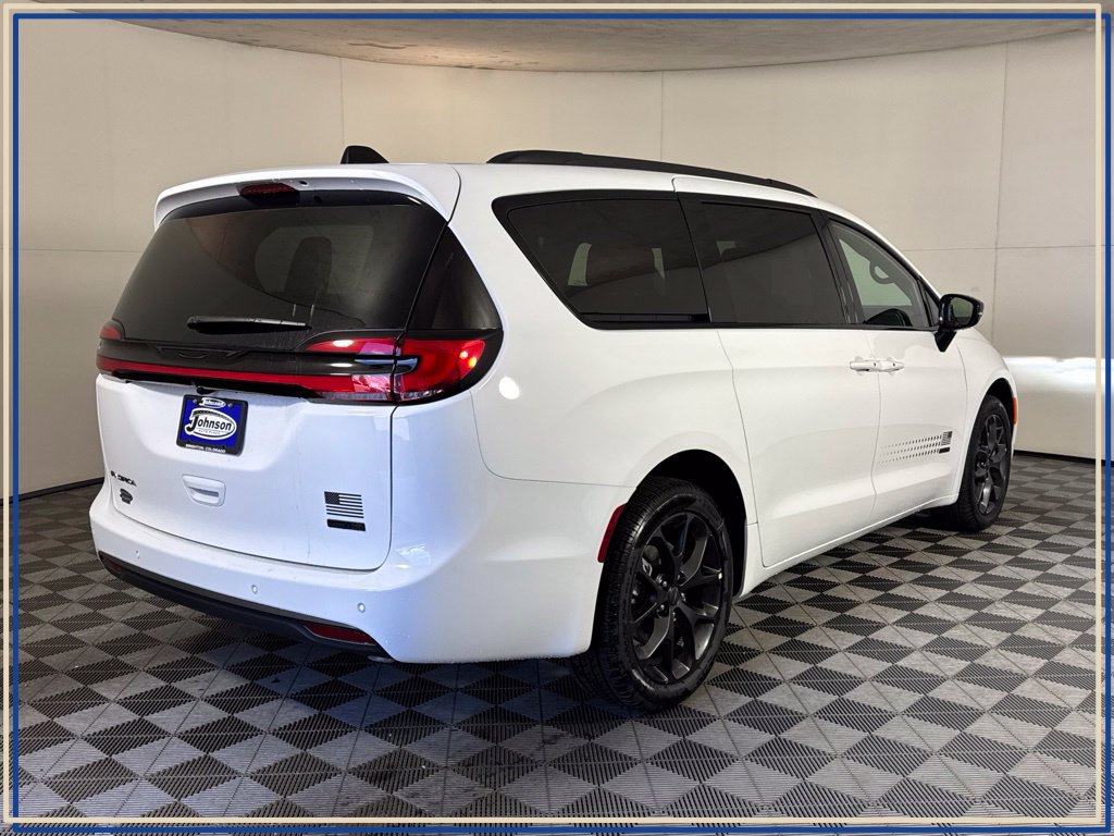 New 2027 Chrysler Pacifica Select AWD/4WD image 6