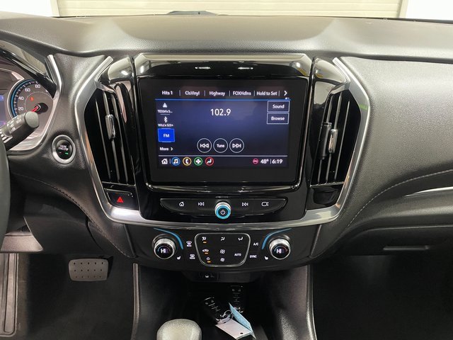 Used 2023 Chevrolet Traverse LT w/ Rear Camera Mirror Package image 16