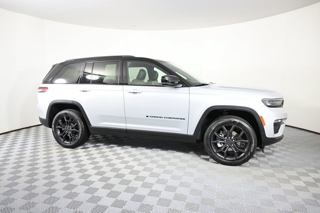 Used 2025 Jeep Grand Cherokee Limited w/ Trailer Tow Package AWD/4WD image 8