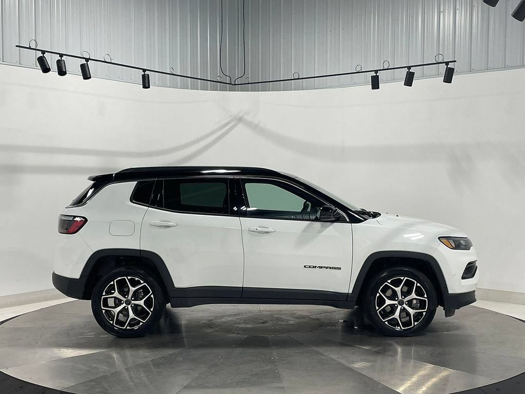 Used 2026 Jeep Compass Limited AWD/4WD image 10