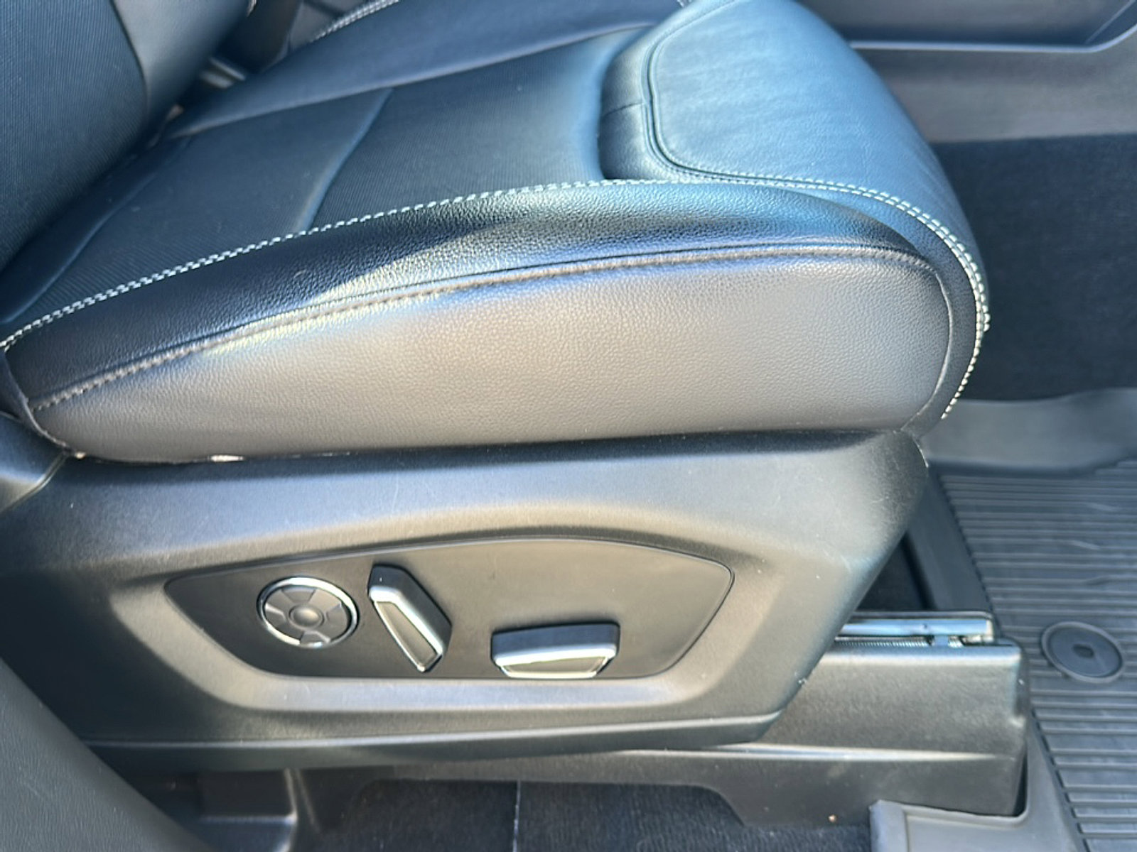 Used 2020 Ford Explorer ST w/ Premium Technology Package image 26