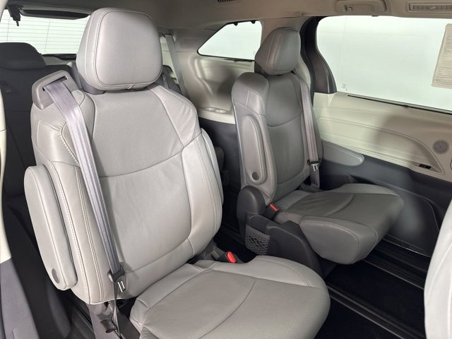 Used 2021 Toyota Sienna Limited image 29