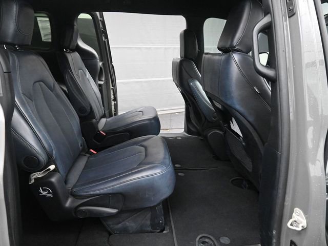 Used 2025 Chrysler Pacifica Select image 18