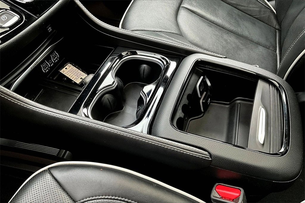 Used 2022 Chrysler Pacifica Limited w/ Uconnect Theater Family Group image 17