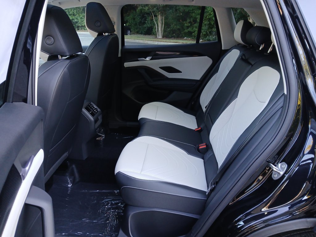 New 2027 Volkswagen Tiguan SE FWD image 24