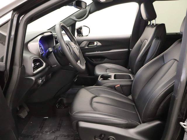 Used 2025 Chrysler Pacifica Select