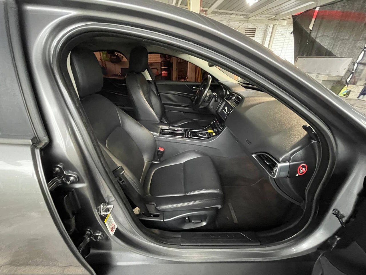 Used 2018 Jaguar XE Premium RWD image 18