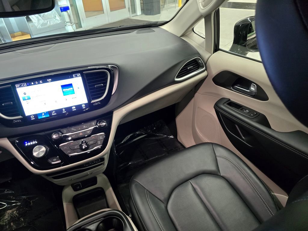 Certified 2024 Chrysler Pacifica Touring-L image 37