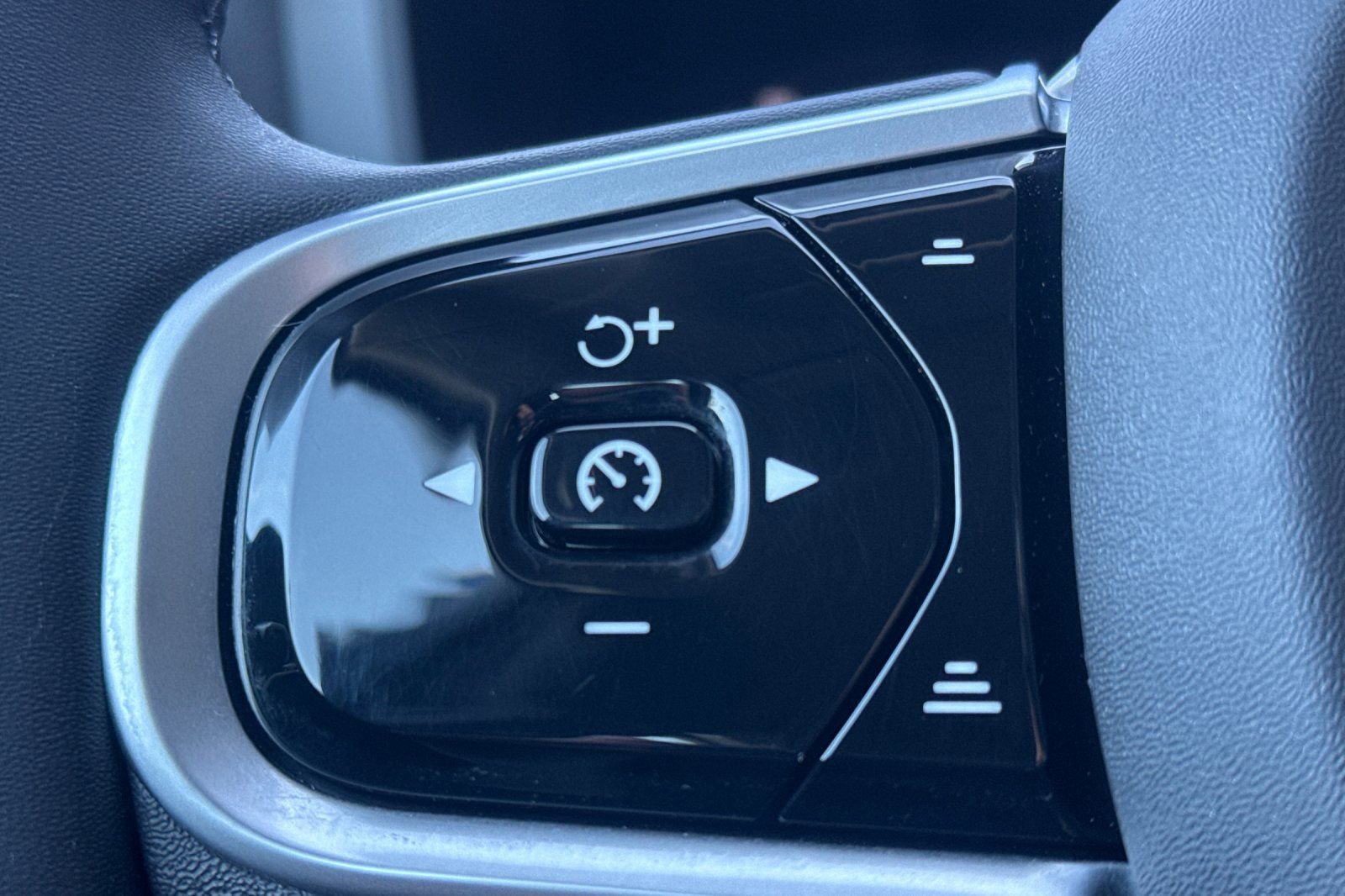 Used 2023 Volvo S60 T8 Plus w/ Climate Package image 27