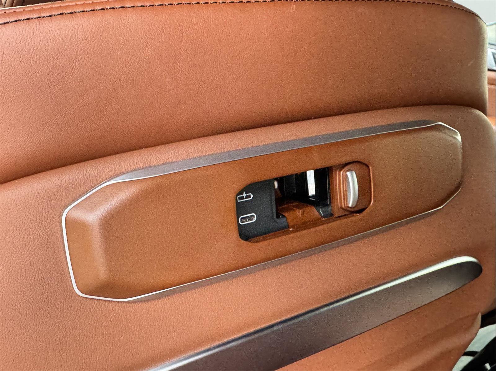 Used 2025 BMW X7 M60i image 38