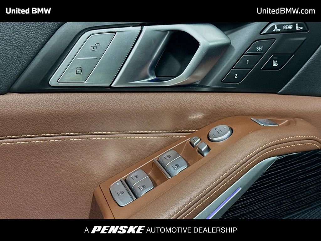 Used 2022 BMW X7 xDrive40i w/ M Sport Package AWD/4WD image 3