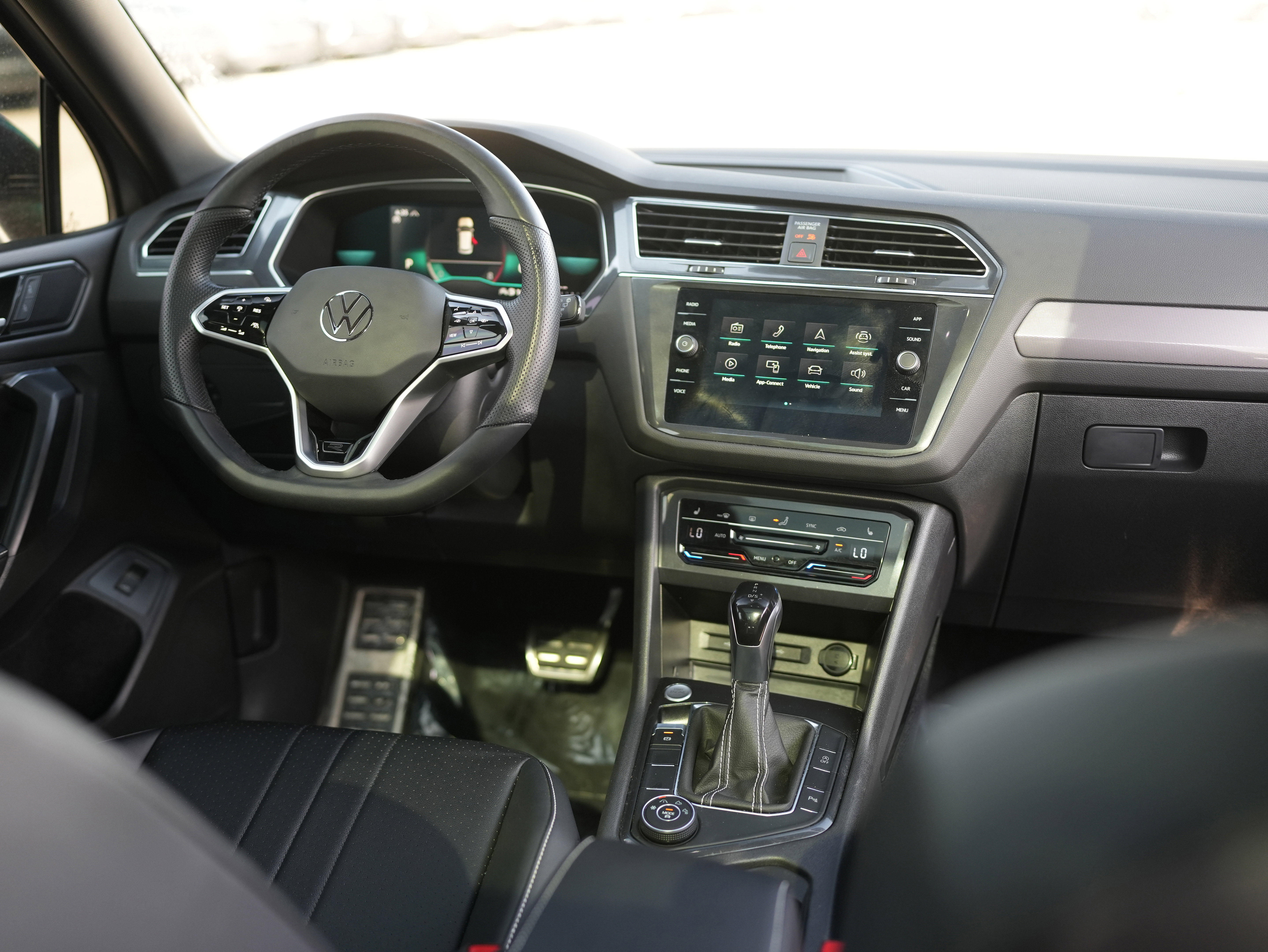 Certified 2022 Volkswagen Tiguan SE R-Line AWD/4WD image 26