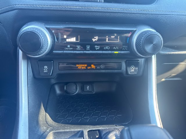 Used 2020 Toyota RAV4 LE w/ All Weather Liner Package AWD/4WD image 24