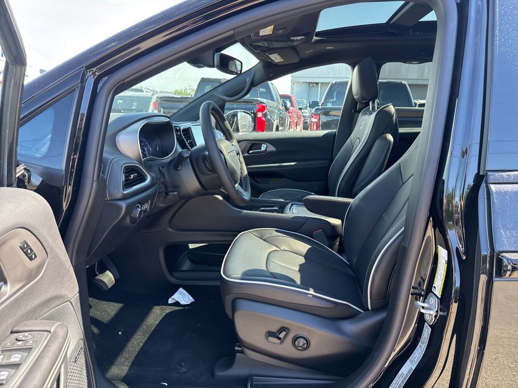 New 2027 Chrysler Pacifica Limited AWD/4WD image 15