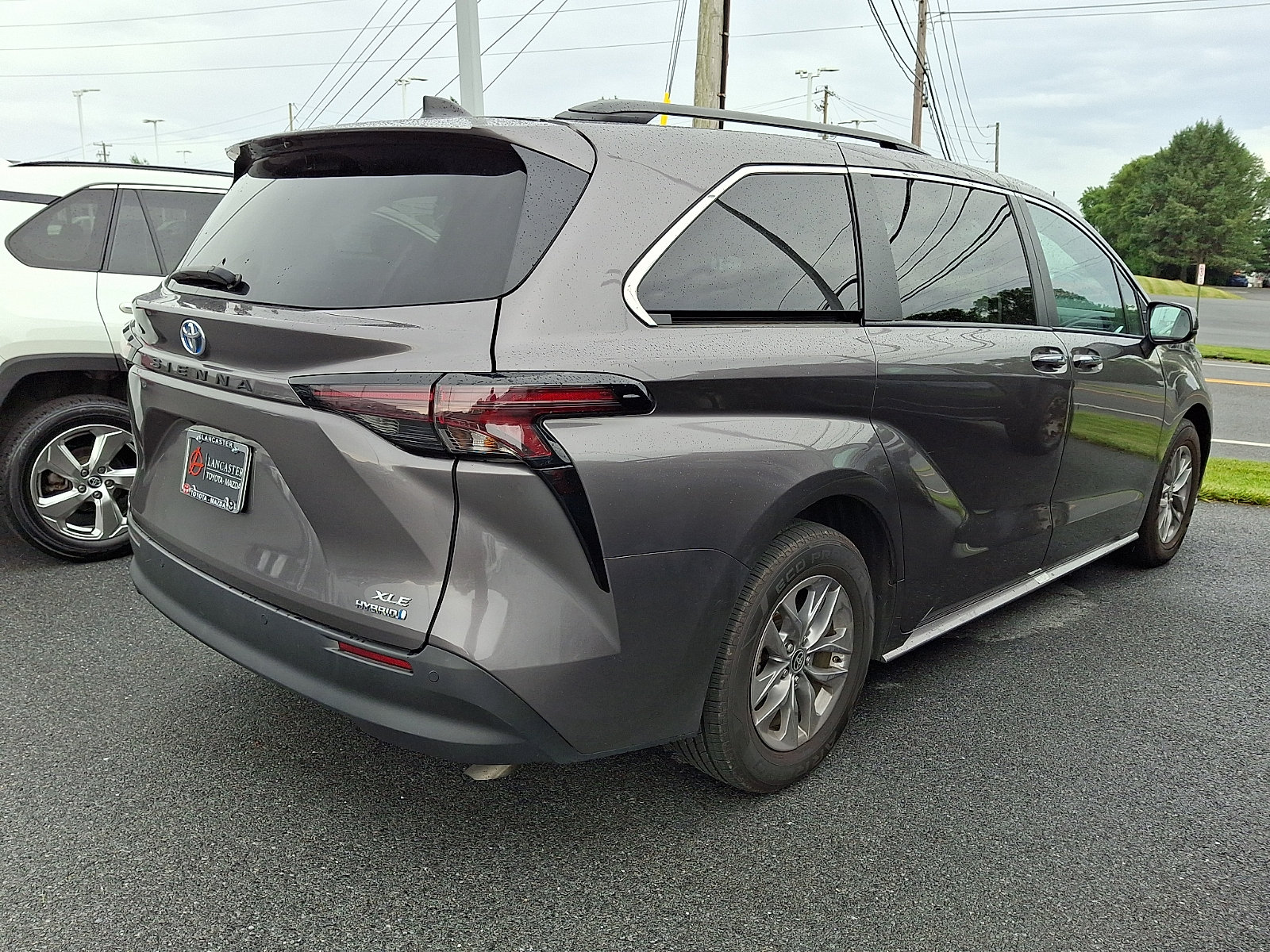 Used 2024 Toyota Sienna XLE FWD image 4