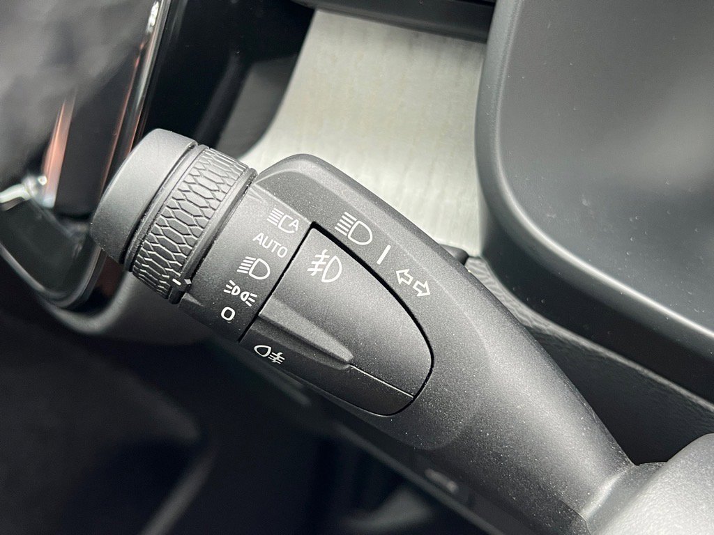 Used 2025 Volvo XC40 B5 Plus image 18