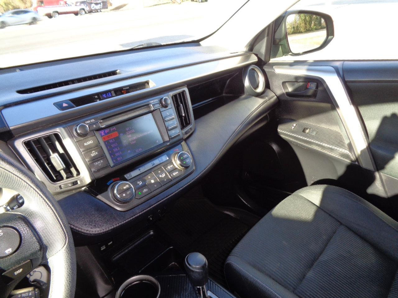 Used 2013 Toyota RAV4 XLE image 23