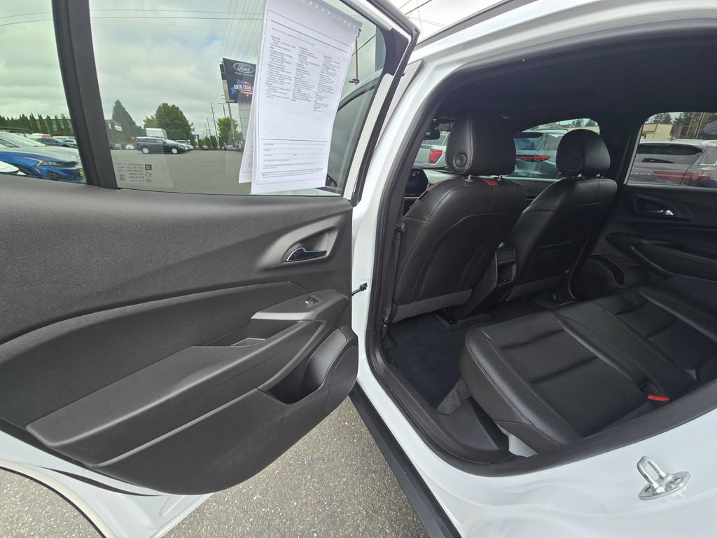 Used 2025 Chevrolet Trax RS w/ Sunroof Package FWD image 15