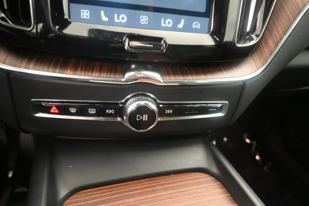 Certified 2024 Volvo XC60 B5 Plus AWD/4WD image 12