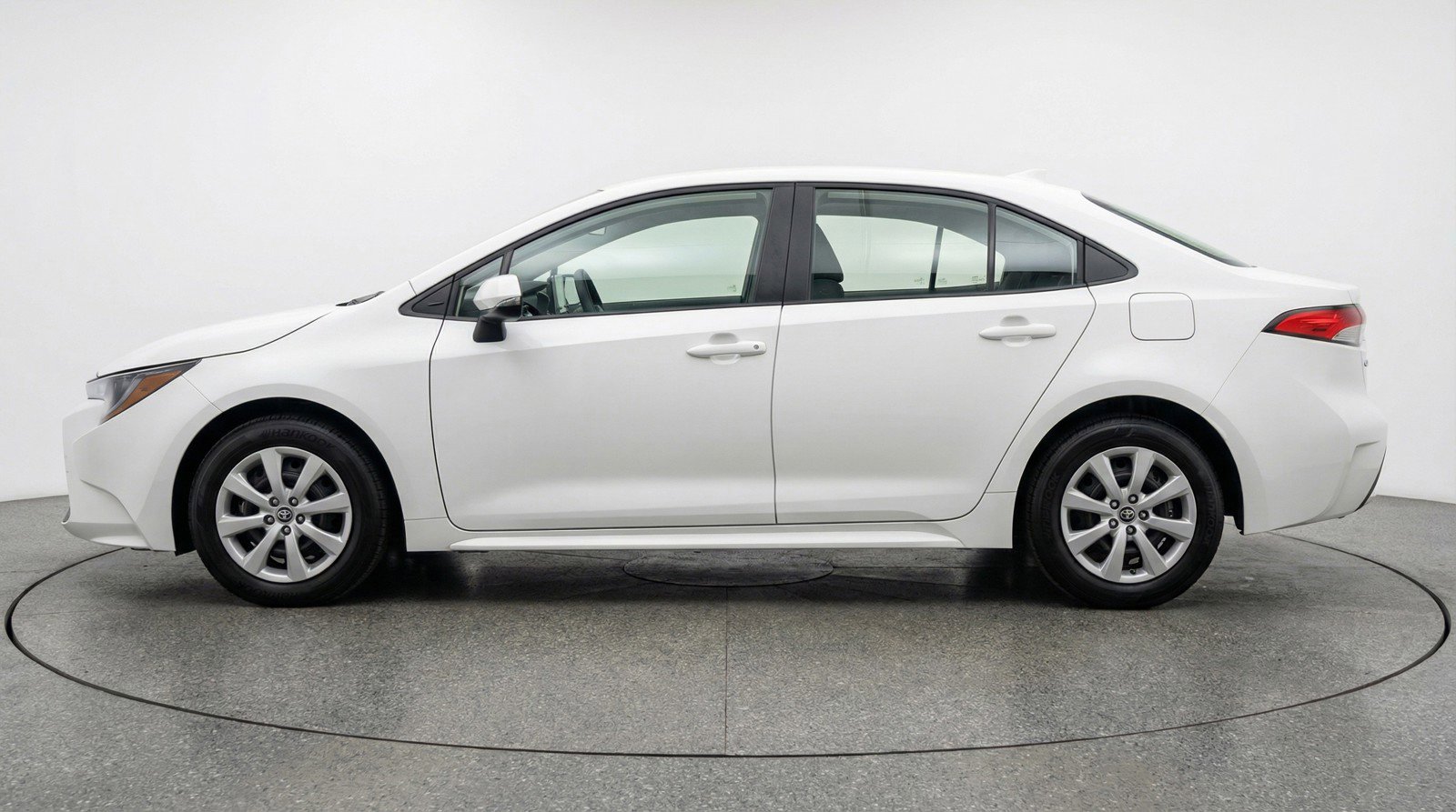 Used 2025 Toyota Corolla LE FWD image 5