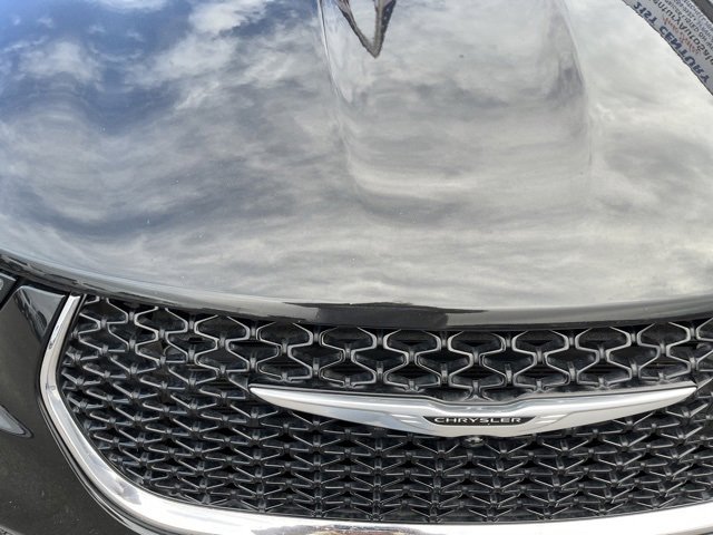 Used 2022 Chrysler Pacifica Touring image 2