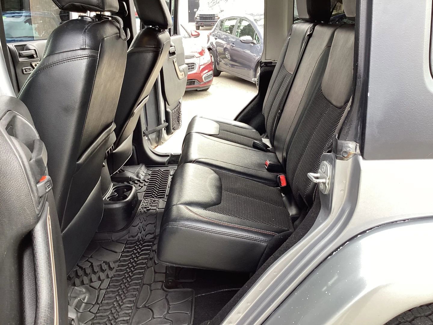 Used 2016 Jeep Wrangler Unlimited Sahara image 15