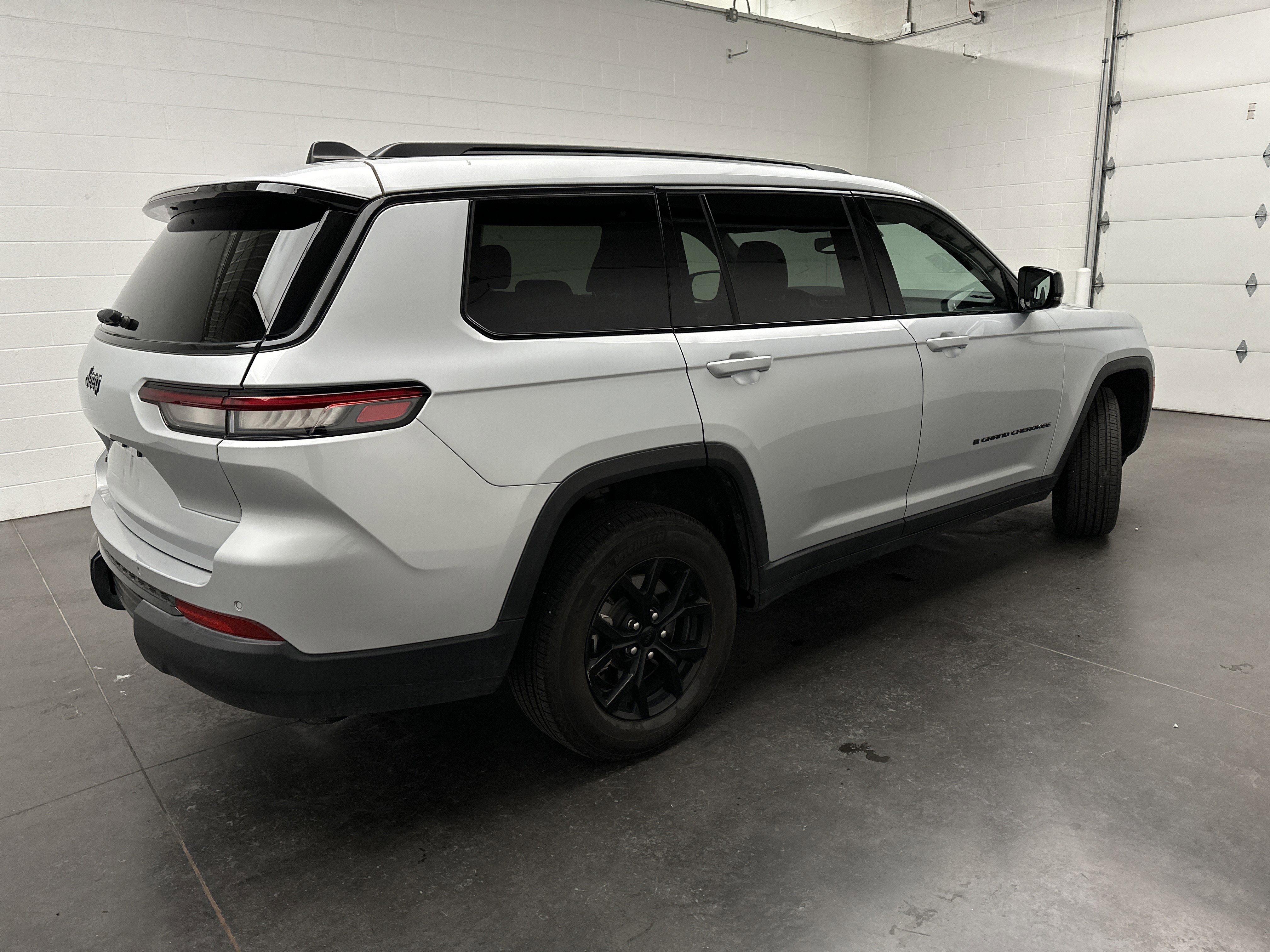 Used 2024 Jeep Grand Cherokee L Laredo image 9