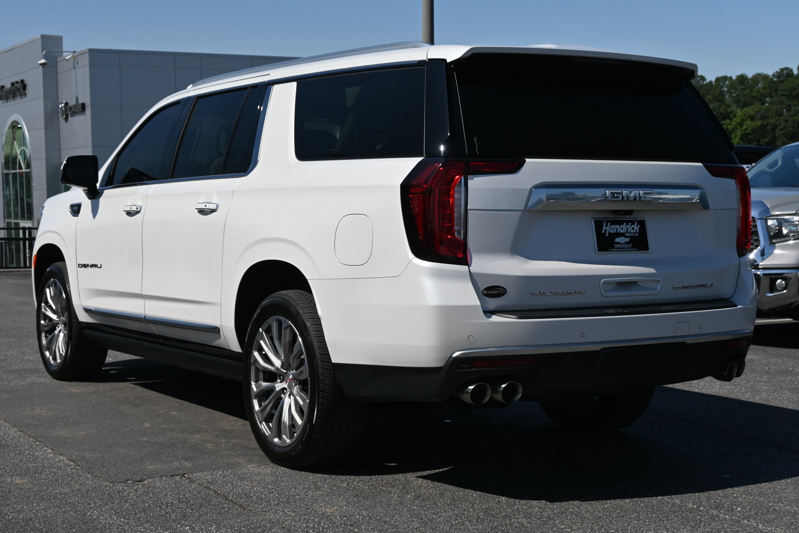 Used 2021 GMC Yukon XL Denali w/ Denali Premium Package AWD/4WD image 8
