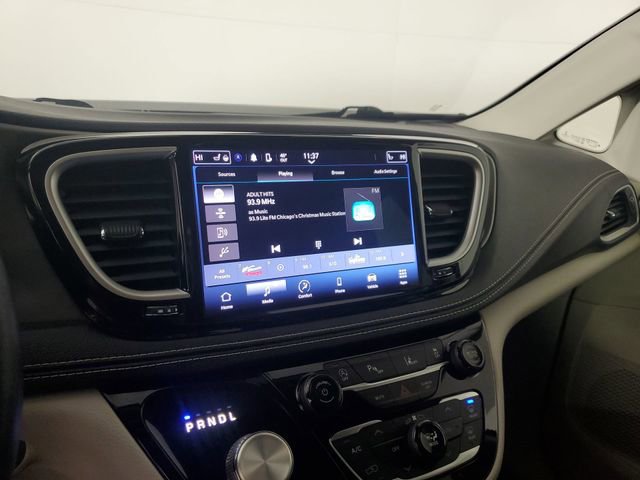 Used 2022 Chrysler Pacifica Touring-L image 6