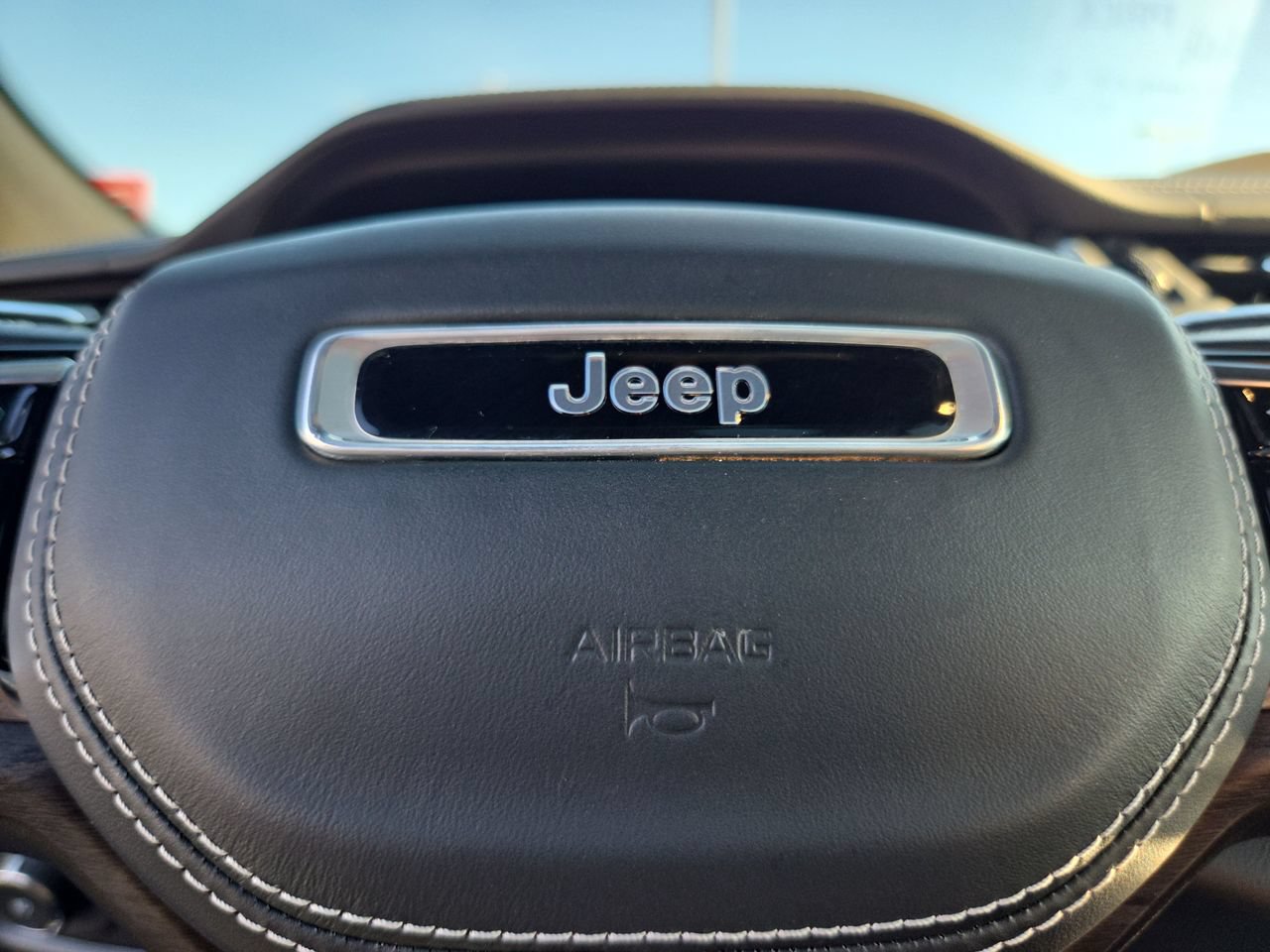 Used 2022 Jeep Grand Cherokee Overland w/ Advanced Protech Group III AWD/4WD image 25