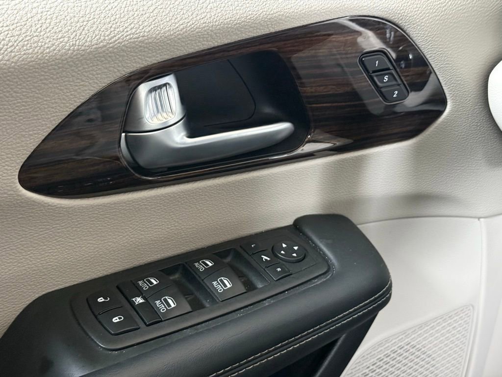 Used 2023 Chrysler Pacifica Limited FWD image 19