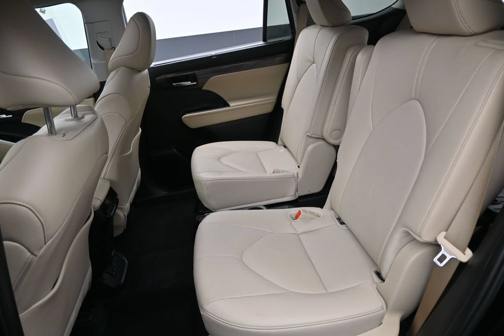Used 2024 Toyota Highlander Limited AWD/4WD image 16