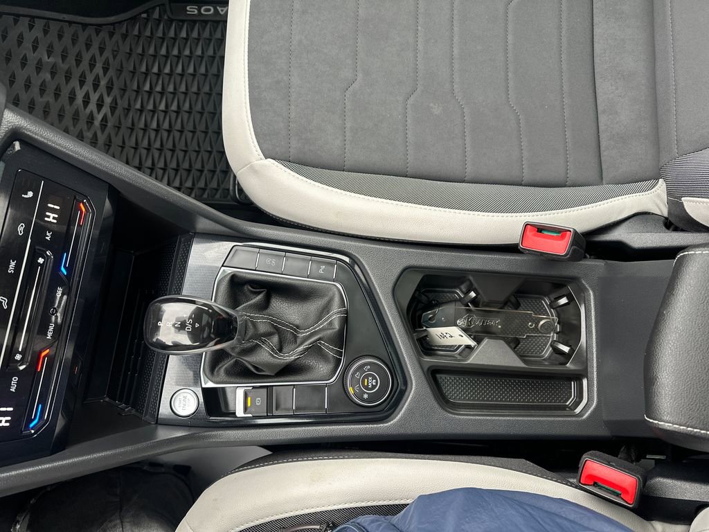 Used 2025 Volkswagen Taos SE w/ Panoramic Sunroof Package image 13