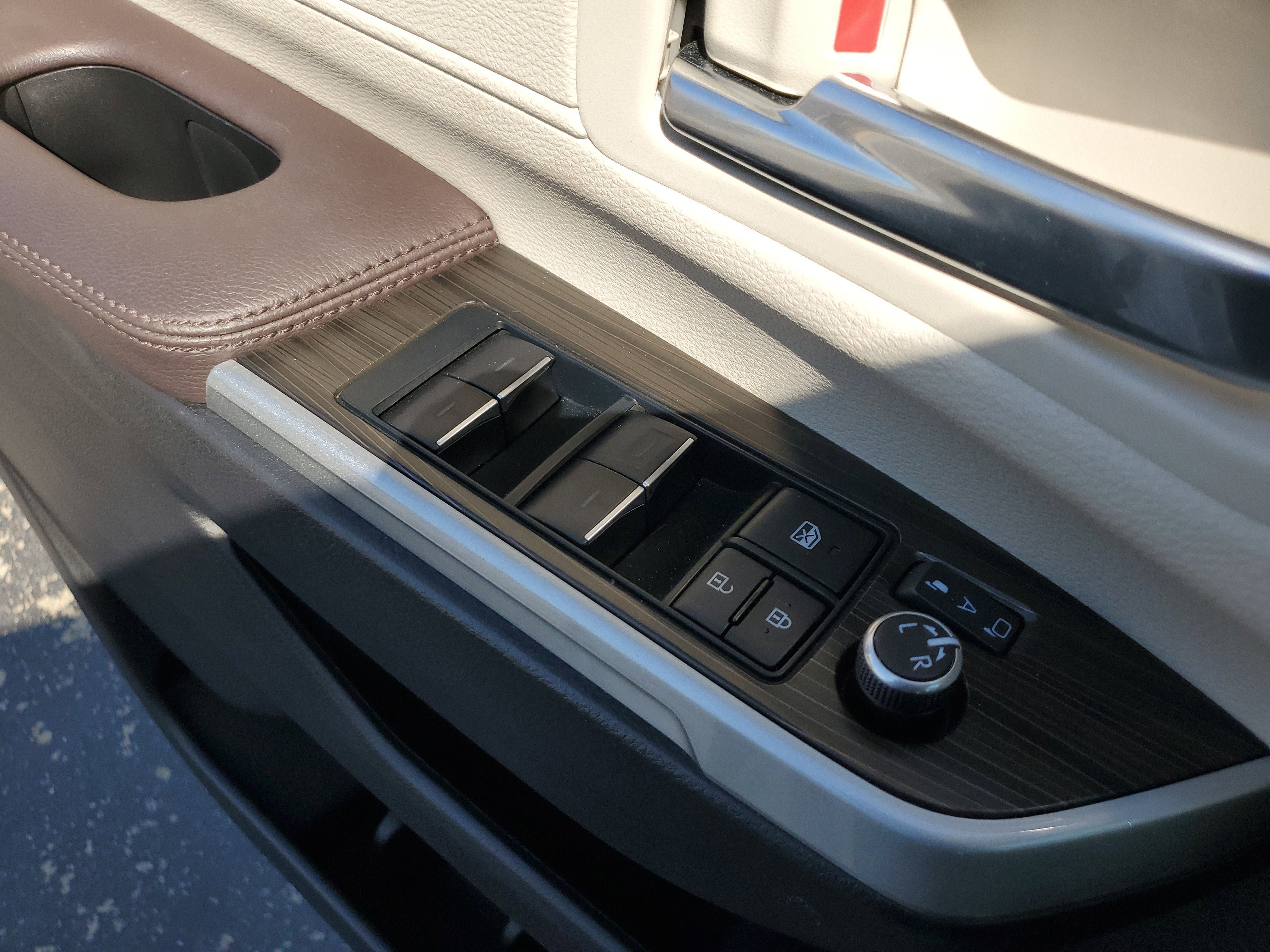 Used 2023 Toyota Sienna Platinum image 30