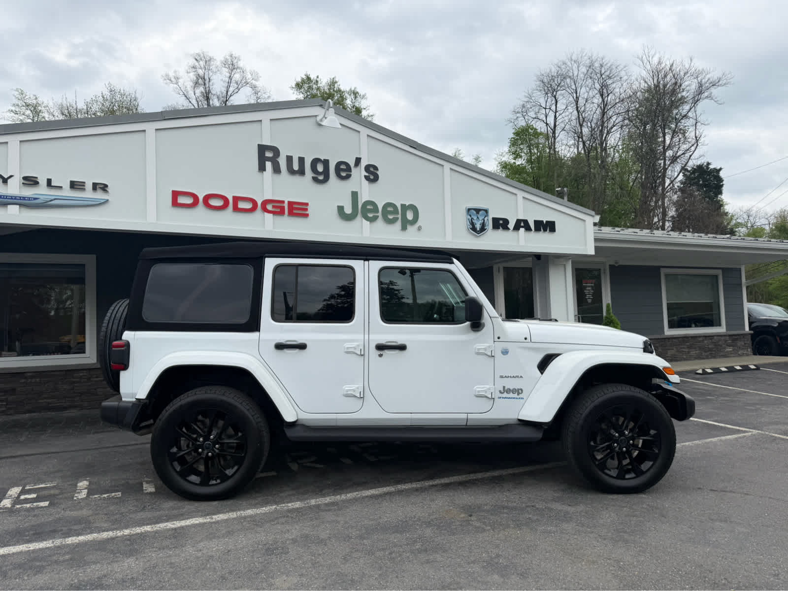 Used 2024 Jeep Wrangler Unlimited Sahara AWD/4WD image 9