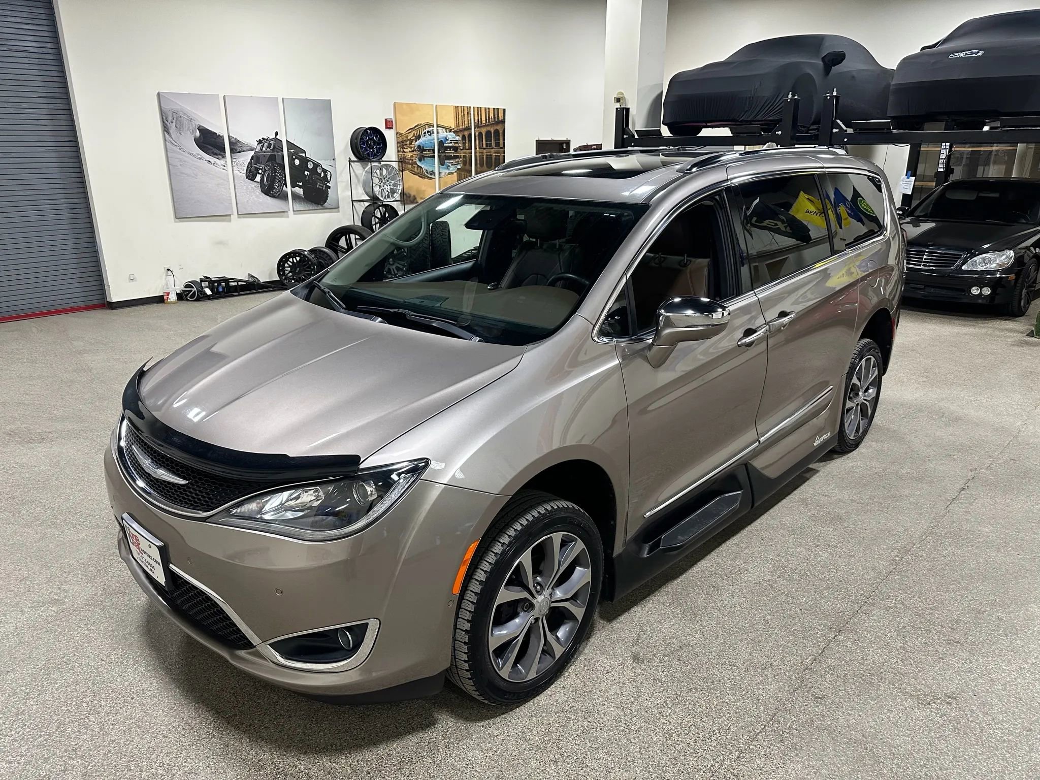 Used 2017 Chrysler Pacifica Limited w/ Advanced Safetytec Group image 4