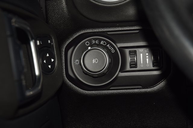 Used 2018 Jeep Wrangler Unlimited Sahara image 36