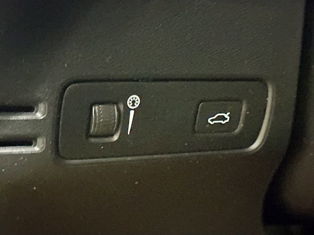 Used 2021 Volvo XC40 T5 R-Design w/ Climate Package image 11