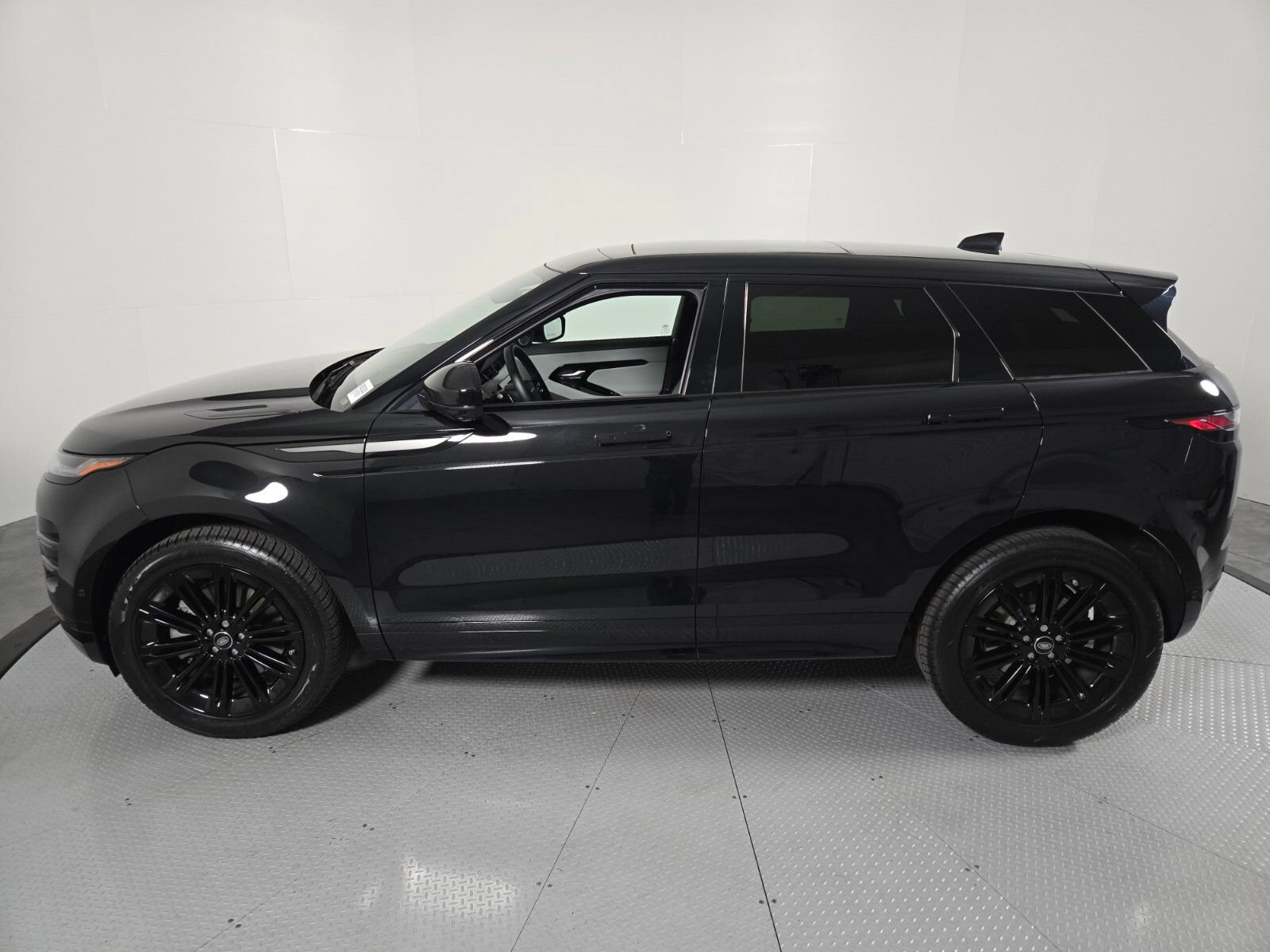Used 2026 Land Rover Range Rover Evoque Dynamic SE AWD/4WD image 32