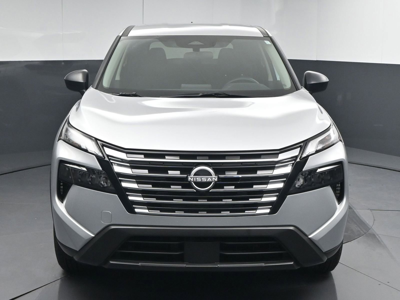 Used 2025 Nissan Rogue S image 2