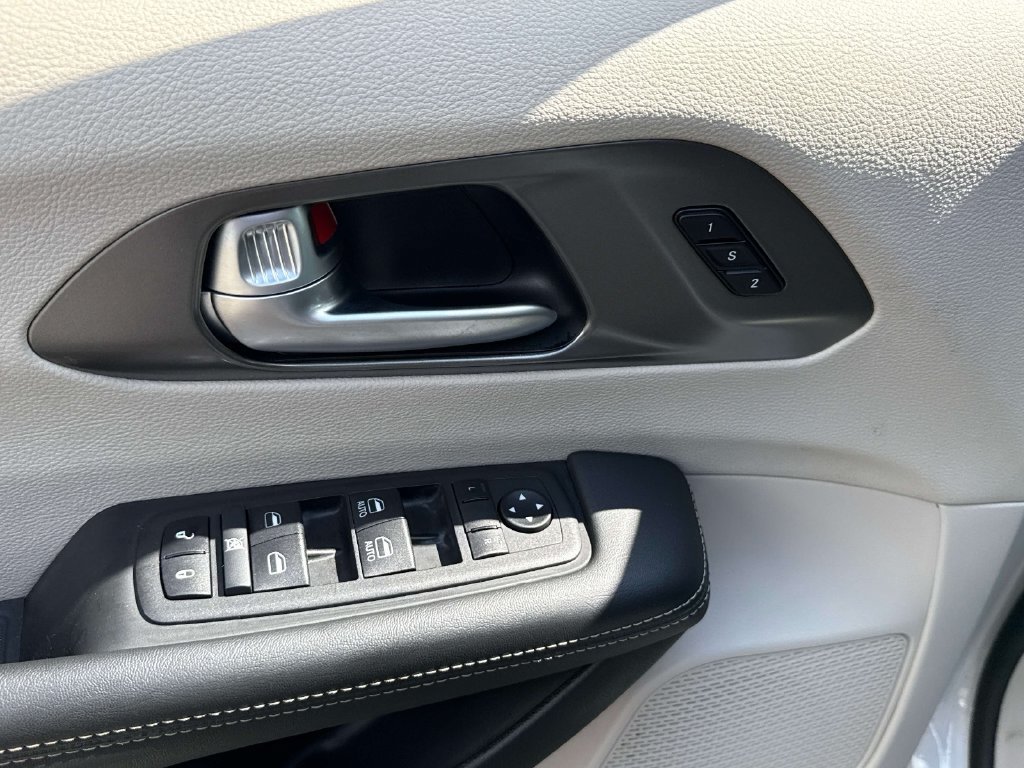 Used 2024 Chrysler Pacifica Limited FWD image 13